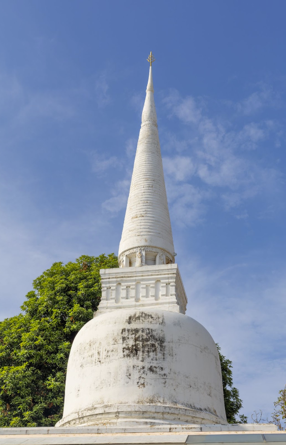 เจดีย์จำลองพระปฐมเจดีย์องค์เก่า ตั้งอยู่บริเวณทิศใต้ของพระปฐมเจดีย์องค์ปัจจุบัน