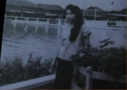 คุณป้าสายใจตอนอายุ 17 ปี ถ่ายคู่กับคลองเจดีย์บูชา