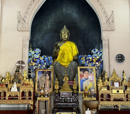 พระพุทธรูปศิลาขาว ประดิษฐานเป็นพระประธาน ในอุโบสถวัดพระปฐมเจดีย์