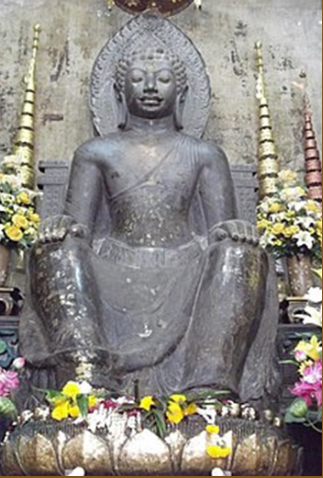 พระพุทธรูปประทับนั่งห้อยพระบาท เดิมประดิษฐานอยู่ที่ วัดพระเมรุ นครปฐม ปัจจุบันประดิษฐานในวิหารน้อย 