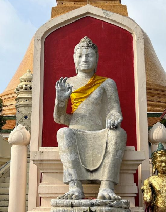 พระพุทธรูปศิลาขาว ประเภท	:	หิน พบ	:	พบพบที่วัดพระเมรุ จังหวัดนครปฐมจังหวัดนครปฐม ขนาด	:	สูง 370 เซนติเมตร อายุสมัย	:	พระพุทธรูปสมัยทวารวดีระยะที่ 2 ประมาณพุทธศตวรรษที่ 13 -14 ปัจจุบัน	:	ลานประทักษิณชั้นที่ 1 ด้านทิศใต้ พระปฐมเจดีย์ จังหวัดนครปฐม